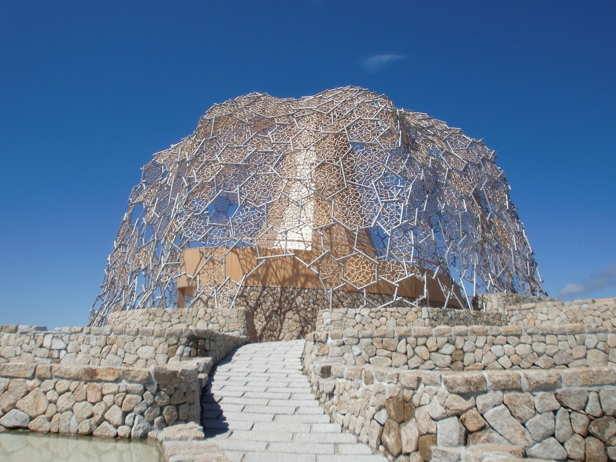ヒノキで出来たドーム状の建物は六甲山のランドマークに